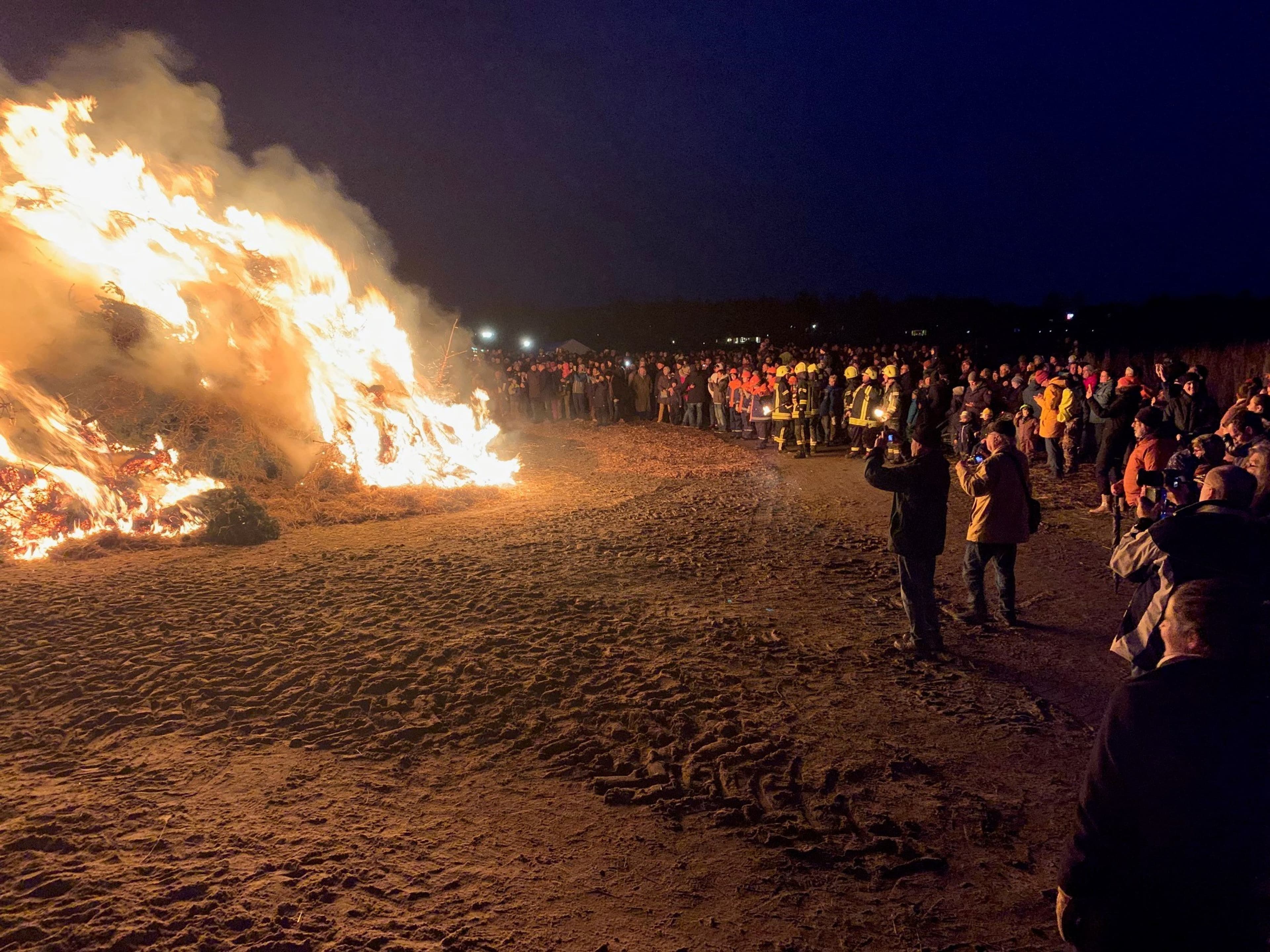 Ein Feuer, das den Winter vertreibt: Das Biikefest in Schobüll