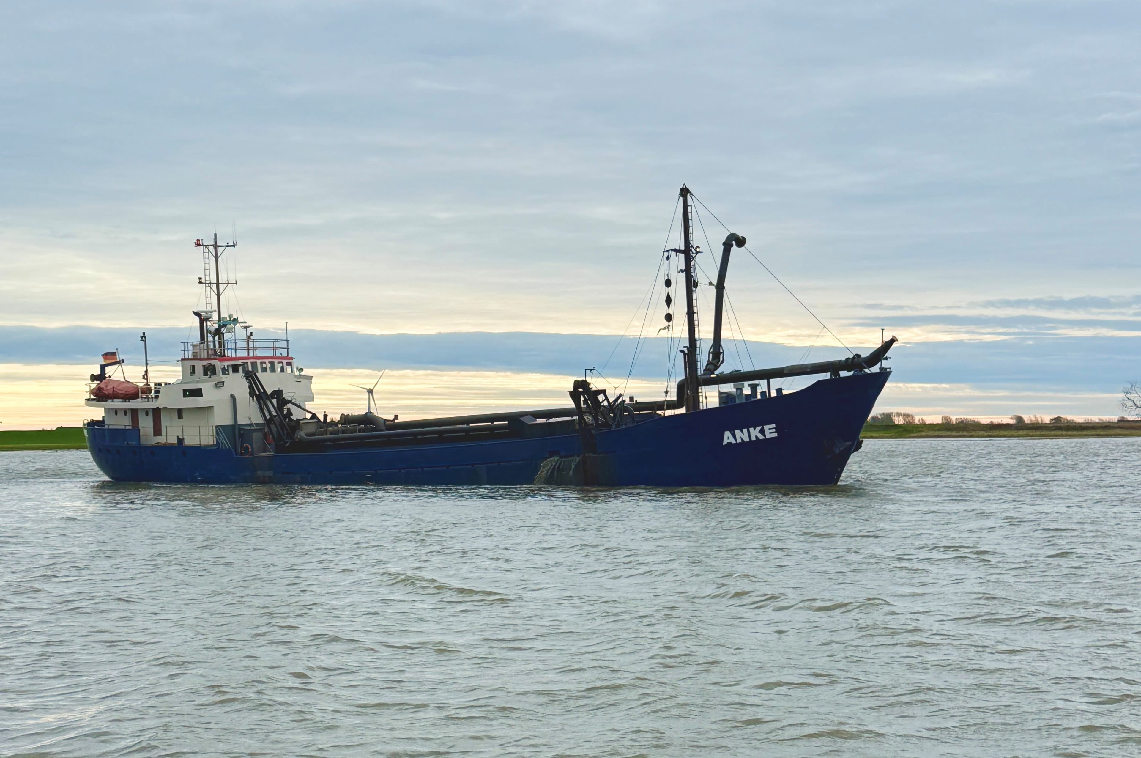 Husumer Hafen wird ausgebaggert