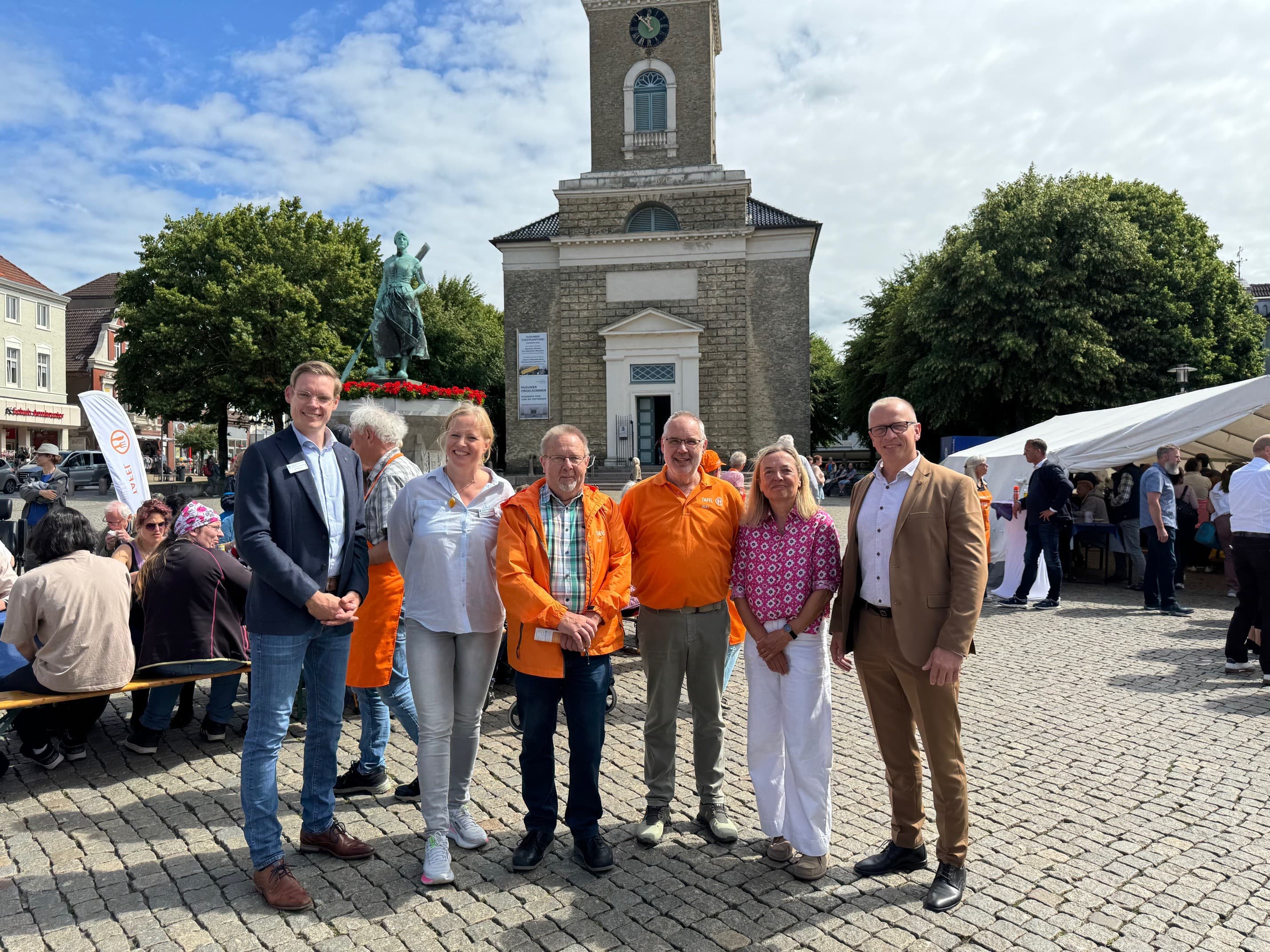 „Lange Tafel“ auf dem Husumer Marktplatz: Gemeinschaft beim gemeinsamen Essen