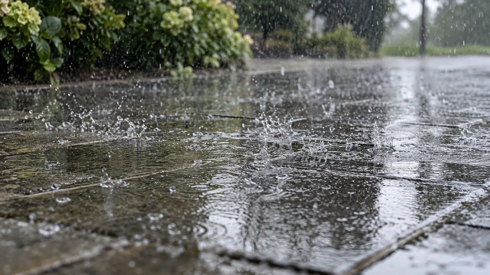 Regen auf Pflastersteinen. Neutrale Alltagskulisse ohne behaupteten Aufnahmeort.