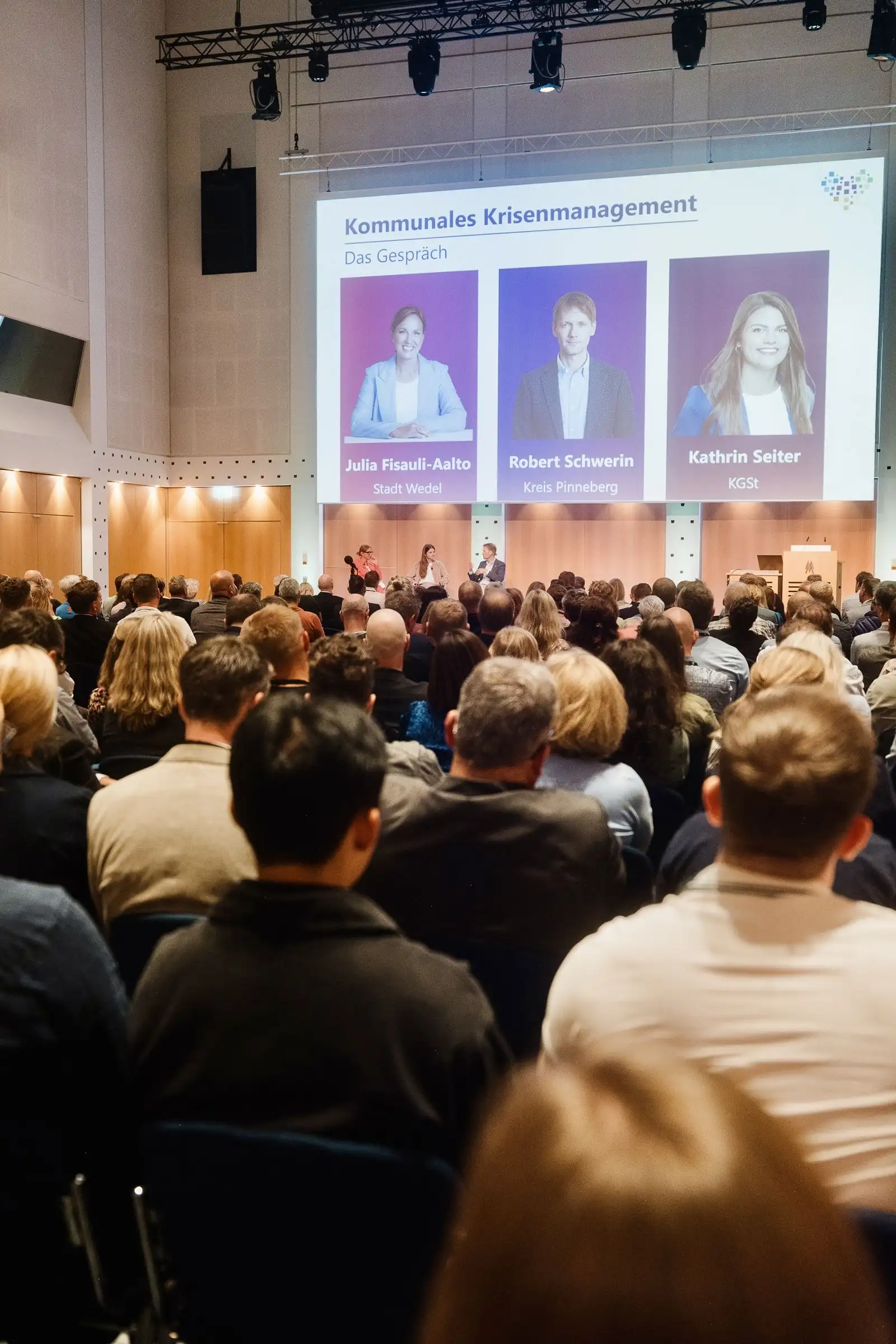 Teilnehmende beim KGSt-Forum 2026 in Leipzig im Rahmen einer Veranstaltung zum kommunalen Krisenmanagement.