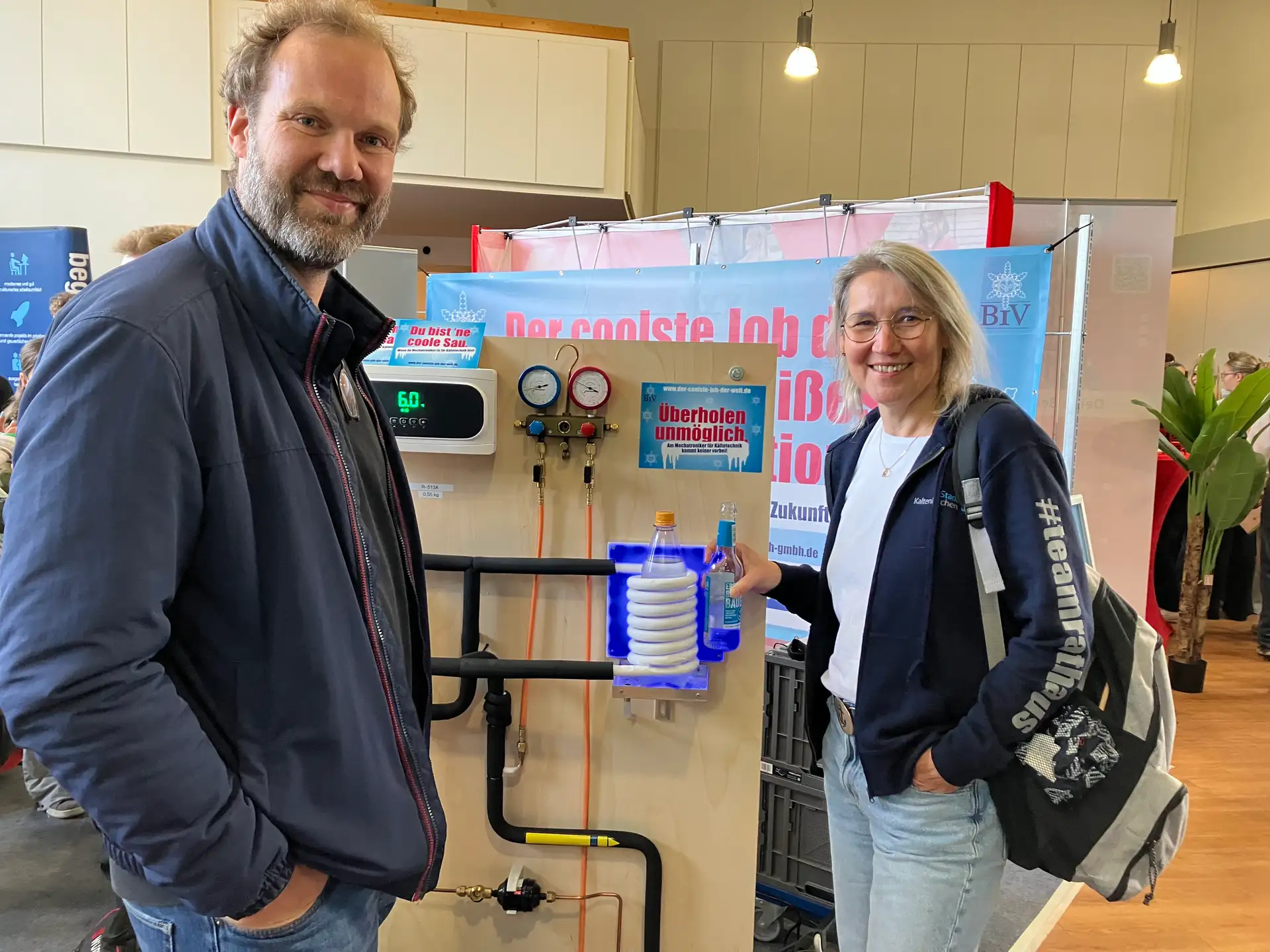 Zwei Personen besuchen die STARTER Messe 2026.