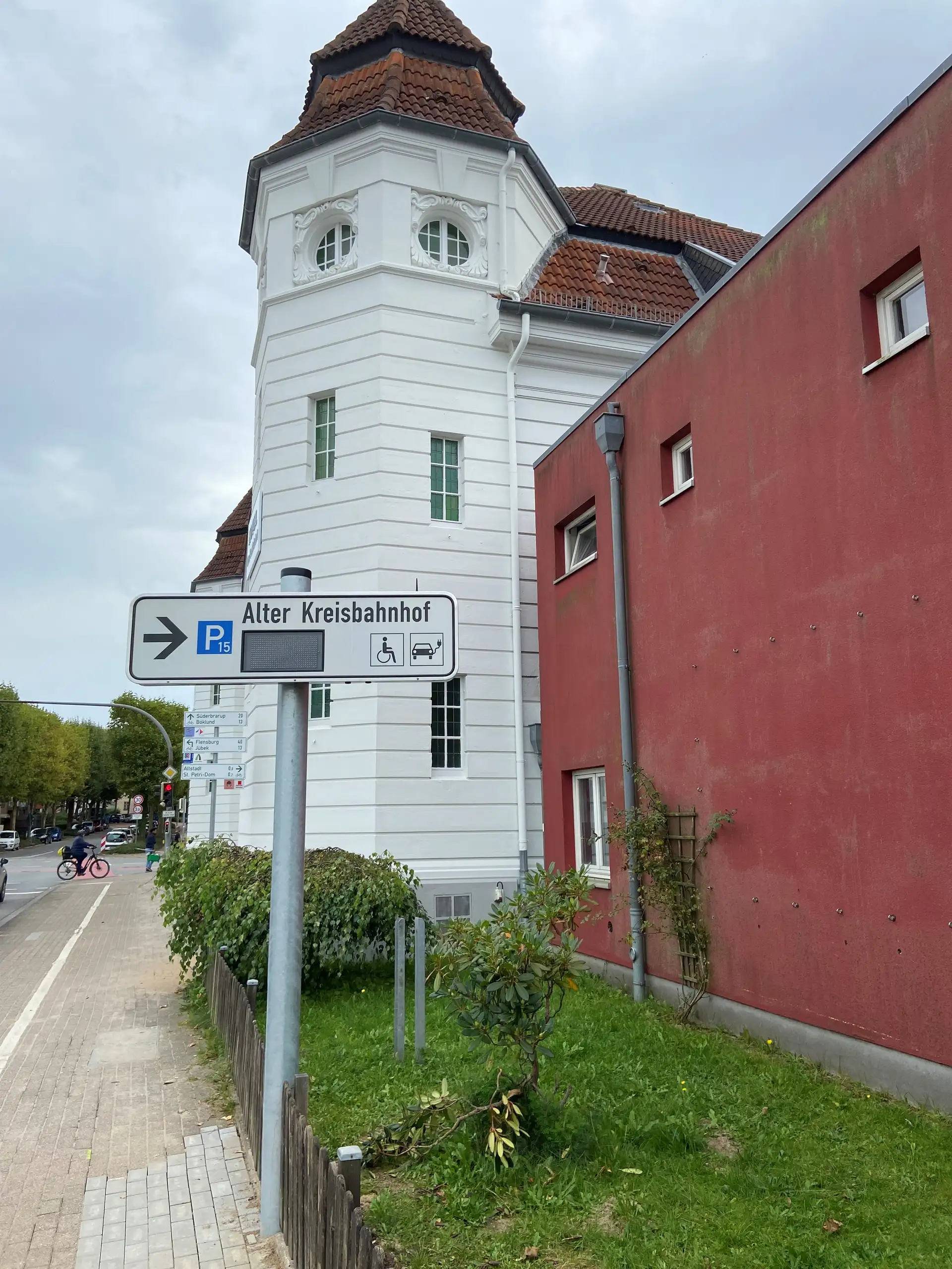 Eine dynamische Anzeigetafel des Parkleitsystems steht in der Königstraße im Bereich des Kreisbahnhofes.