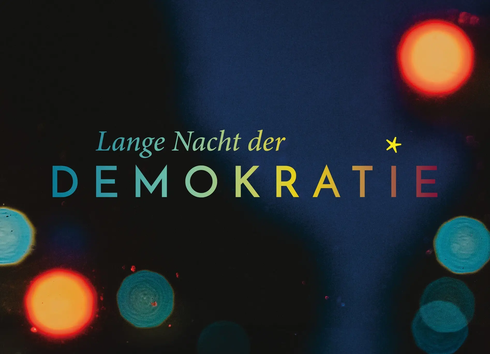 Ein Werbeplakat zur „Langen Nacht der Demokratie“ am 02.10.2026 in der vhs Schleswig mit Programmpunkten und Veranstaltungsort.