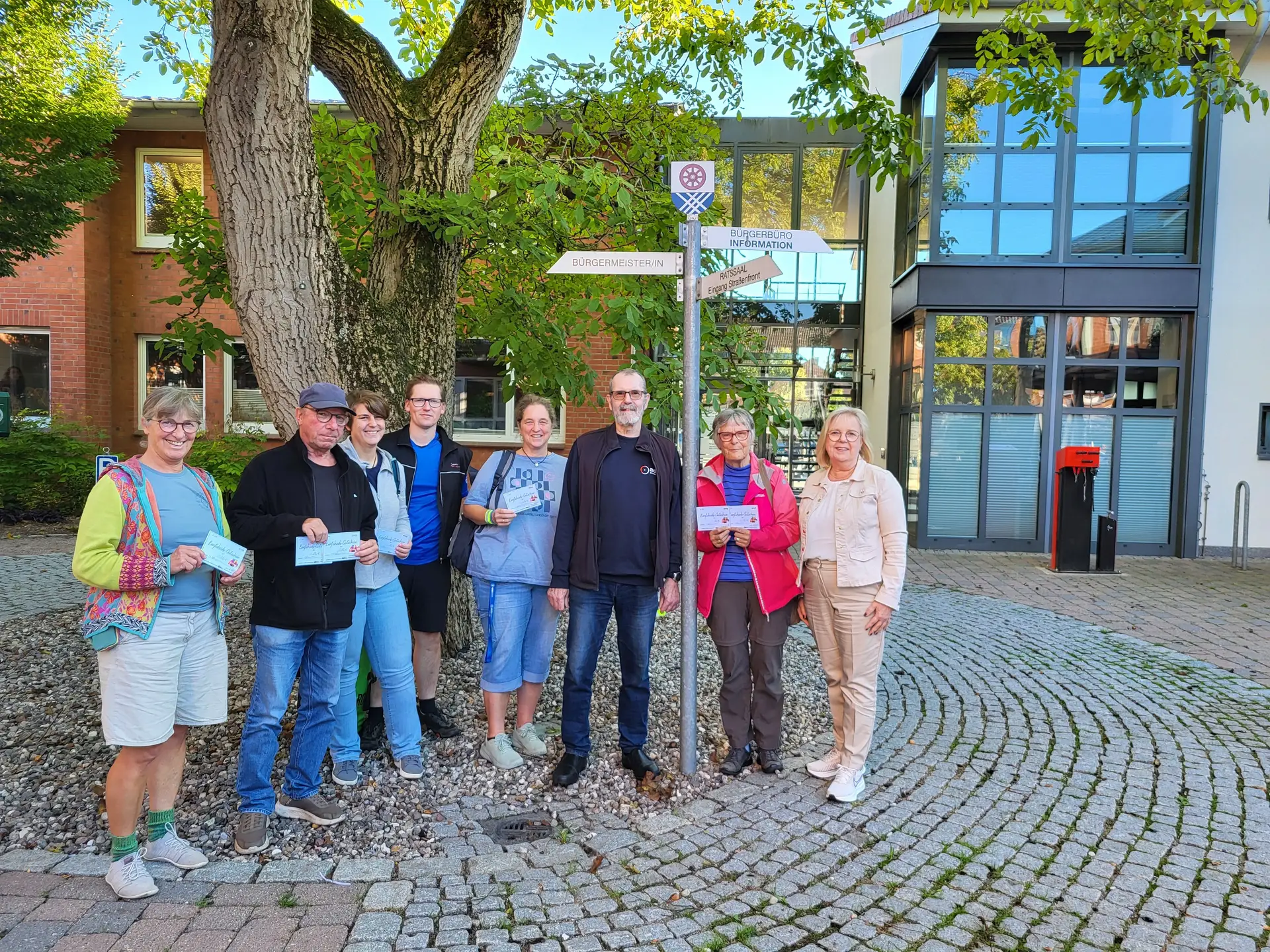 Bürgermeisterin Gabriele Hettwer (rechts) zusammen mit den Gewinnern des diesjährigen STADTRADELNS.