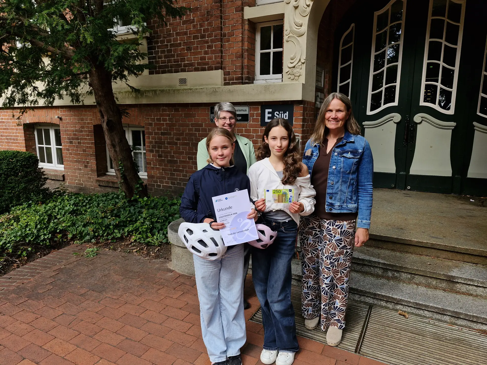 Übergabe des Preisgelds beim Stadtradeln 2026 an der Lornsenschule mit Dr. Barbara Nerlich, Merle Krause, Greta Thimm und Katrin Heinrichsen.