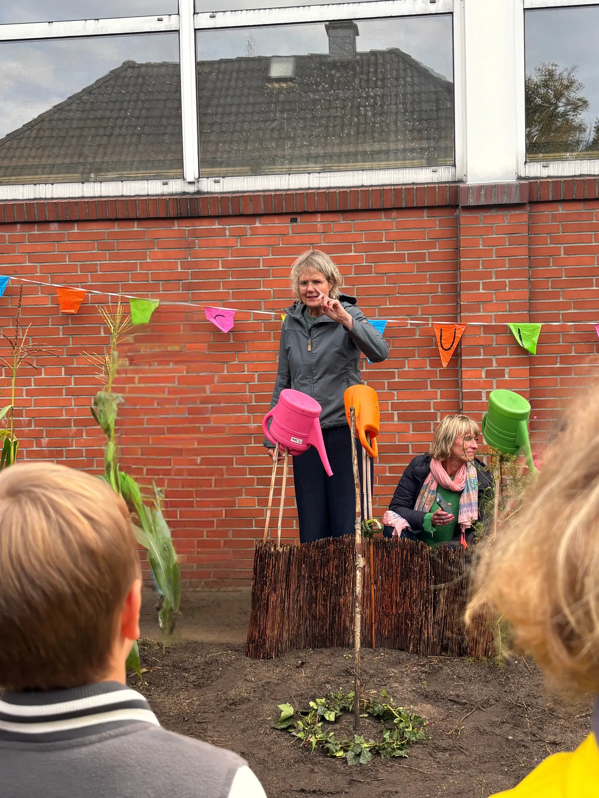 Im Schulgarten zeigt Schulsozialarbeiterin Petra Grimm den Kindern nicht nur Gemüseanbau, sie vermittelt auch soziale Kompetenzen.